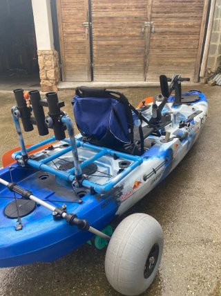 Kayak pesca pedales y motor