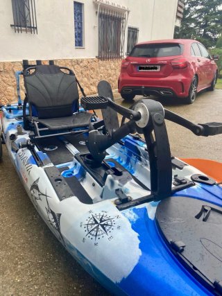 Kayak pesca pedales y motor