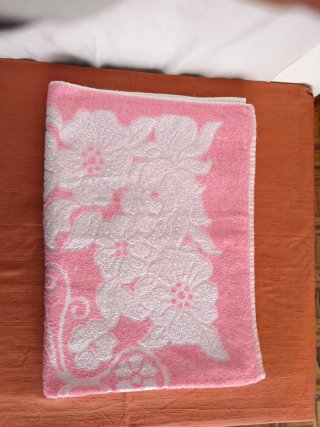 Toalha de banho rosa com flores brancas