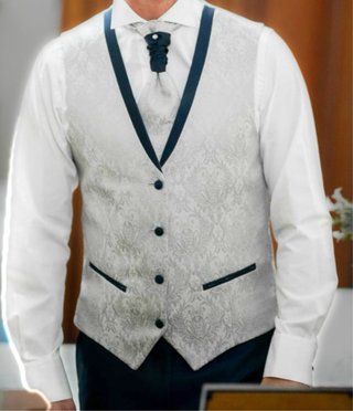 Traje de novio bordado azul y plata completo