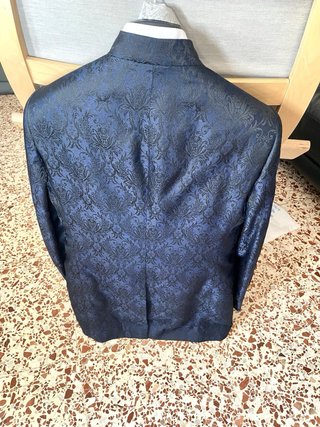 Traje de novio bordado azul y plata completo