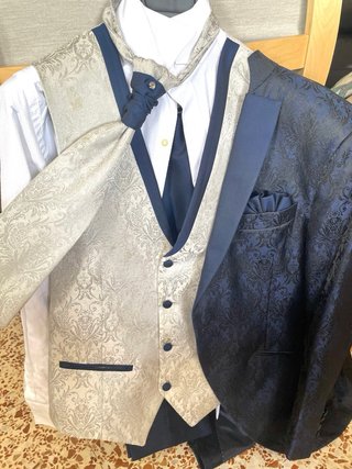 Traje de novio bordado azul y plata completo