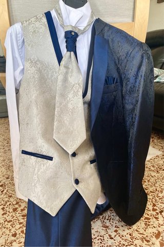 Traje de novio bordado azul y plata completo