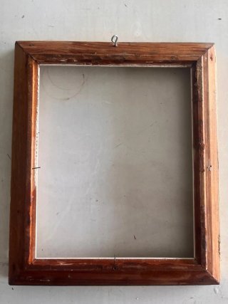 Marco de madera dorado con relieve