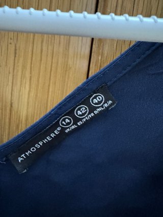 Mono azul con botones