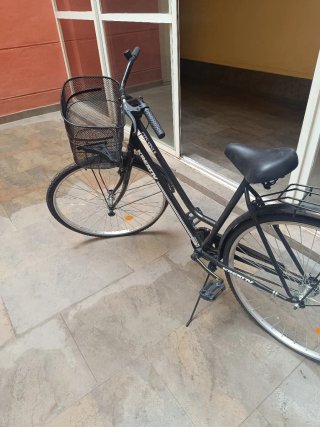 Bicicleta de paseo negra con cesta