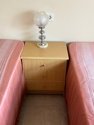 Mesita de noche de madera