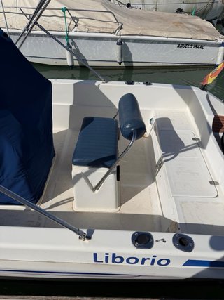 Embarcación deportiva blanca sin motor, negociable