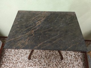 Mesa de madera con tapa de mármol