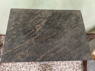 Mesa de madera con tapa de mármol