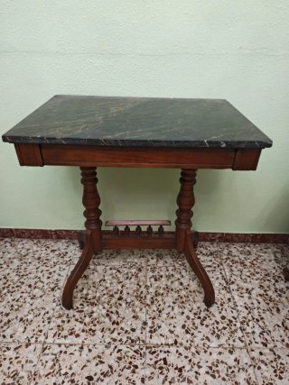 Mesa de madera con tapa de mármol
