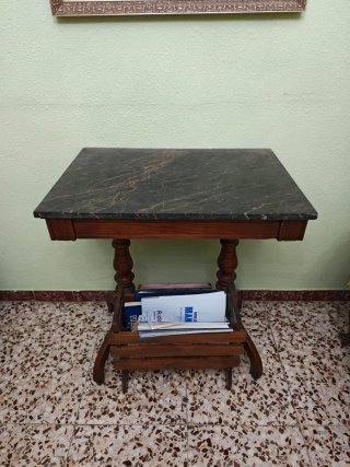 Mesa de madera con tapa de mármol