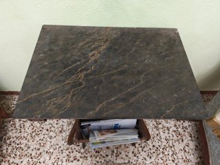 Mesa de madera con tapa de mármol