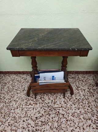 Mesa de madera con tapa de mármol