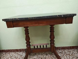 Mesa de madera con tapa de mármol