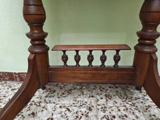 Mesa de madera con tapa de mármol