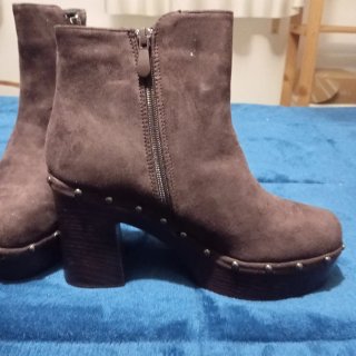 Botines de tacón con tachuelas