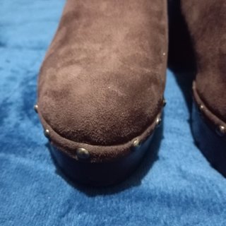 Botines de tacón con tachuelas