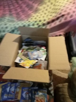 Caja de cromos variados de fútbol de Pokémon