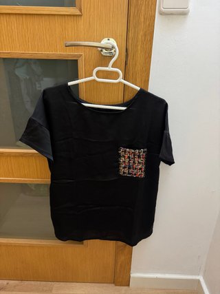 Camisa negra con bolsillo estampado