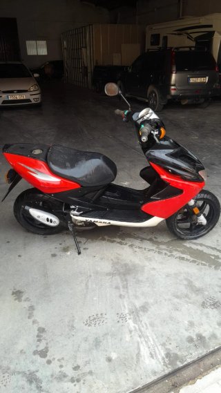 Moto Scooter Negra y Roja