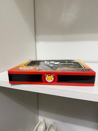 Caja Pokémon Día de Pokémon 2026 Sellada
