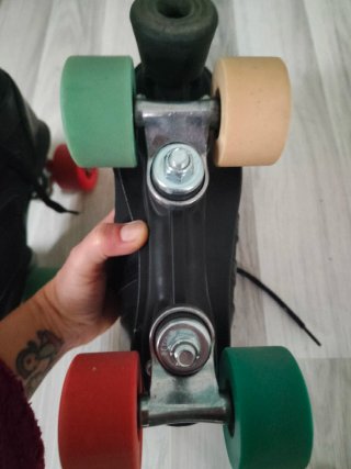 Pattini a rotelle neri con ruote colorate numer 36