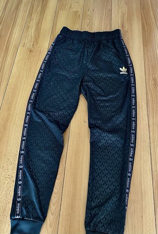 Chandal Adidas Originals Negra y Dorada
