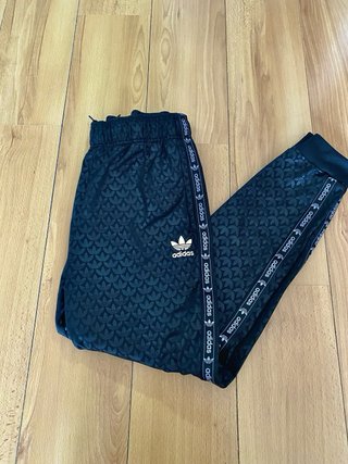 Chandal Adidas Originals Negra y Dorada