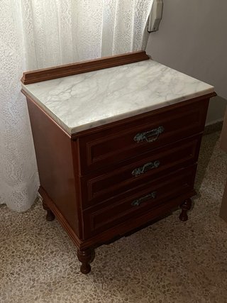 Cómoda con espejo y mesitas y armario