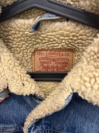 Cazadora vaquera Levi's con forro sherpa