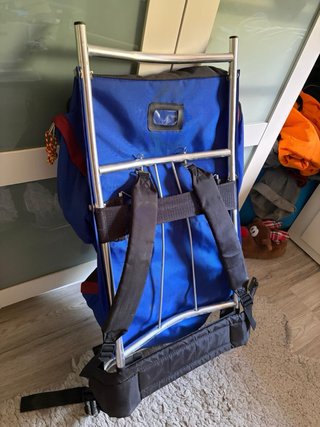 Mochila de montaña azul y roja