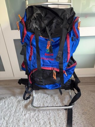 Mochila de montaña azul y roja