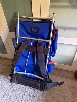 Mochila de montaña azul y roja