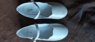 Zapatos niña blancos con tira
