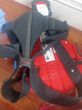 Mochila porteo BabyBjörn Carrier Active Negro/Rojo
