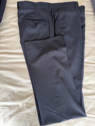 Traje de hombre negro con raya diplomatica