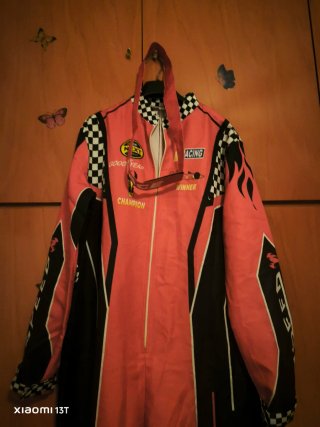 Traje de carreras rojo y negro