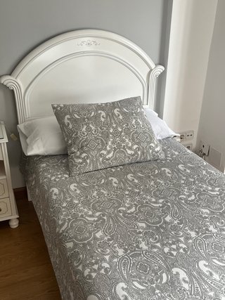 Dormitorio juvenil blanco con detalles