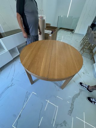 Mesa de comedor redonda de madera