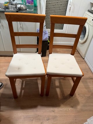 4 Sillas de madera con cojín beige