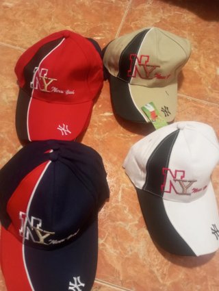 lote de gorras nuevas