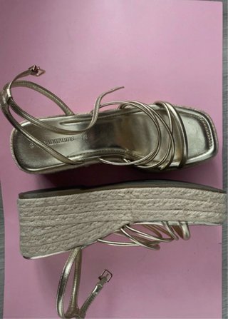 Sandalias Stradivarius doradas talla 38