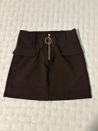 Falda negra con cremallera y anilla