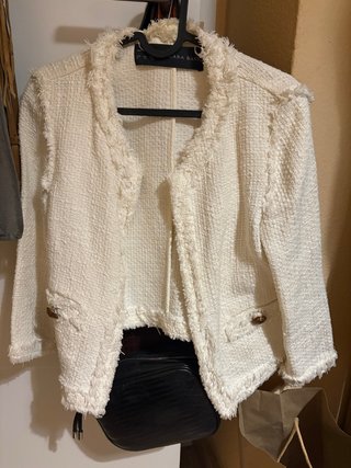 Chaqueta Zara tipo Chanel blanca