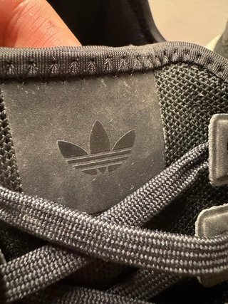 Zapatillas Adidas Negras y Blancas