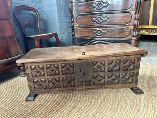 Arcón antiguo tallado madera maciza