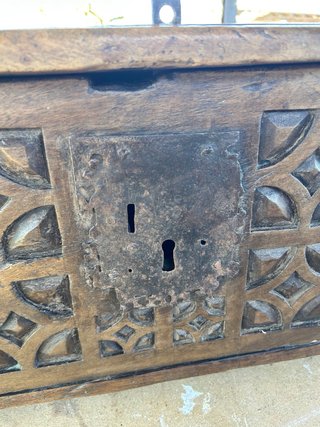 Arcón antiguo tallado madera maciza