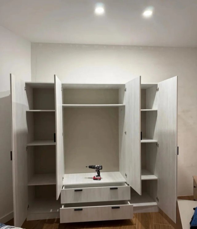 Armario modular beige y blanco