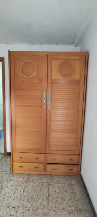Camas gemelas de madera, armario y mesilla